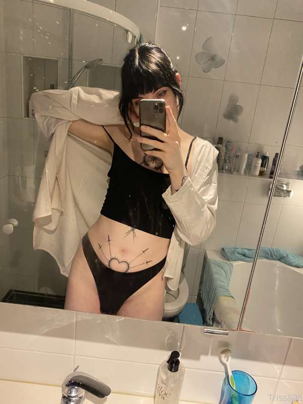 Hi everyone! 🖤

I took some dumb pics in my bathroom last sa.. 9