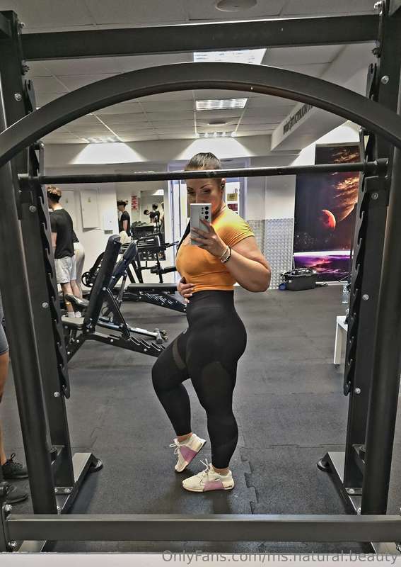 👋  #gymtime #glutes