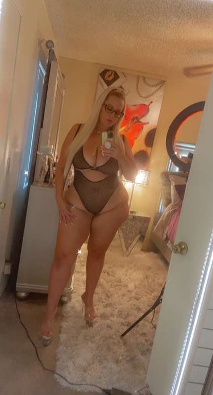 That delicious 🤤 booty and curves 2