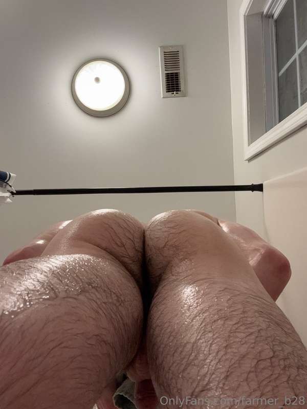 All clean, whose face am I sitting on 😏? If I went live this.. 2
