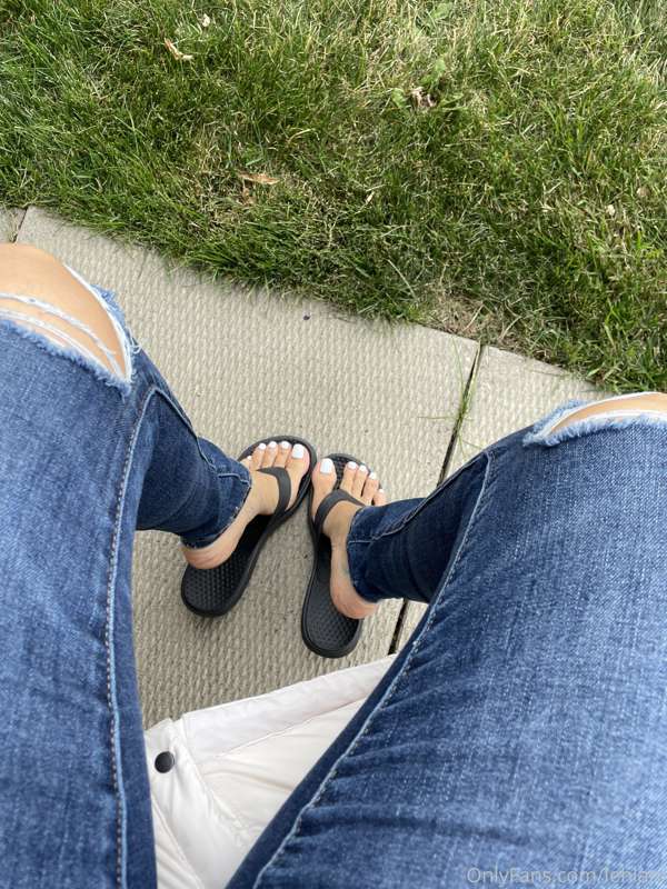 Ubie with the cute toes 😜 swipe some mani pedi pics. 3