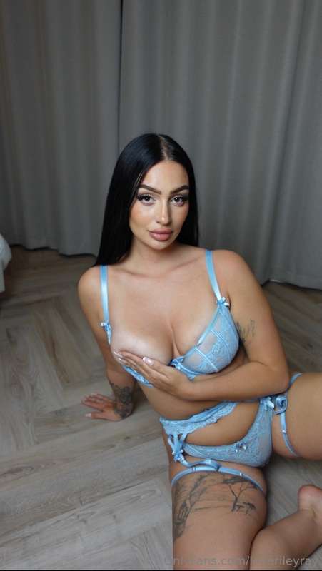 This outfit is missing your hands 😋
