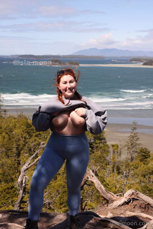 The best view at the end of a hike... oh and my boobs 😉👀