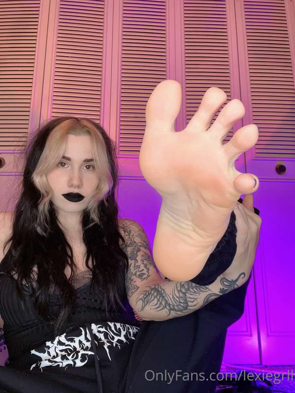 My feet want sniffs and licks today. You’re giving right? 1