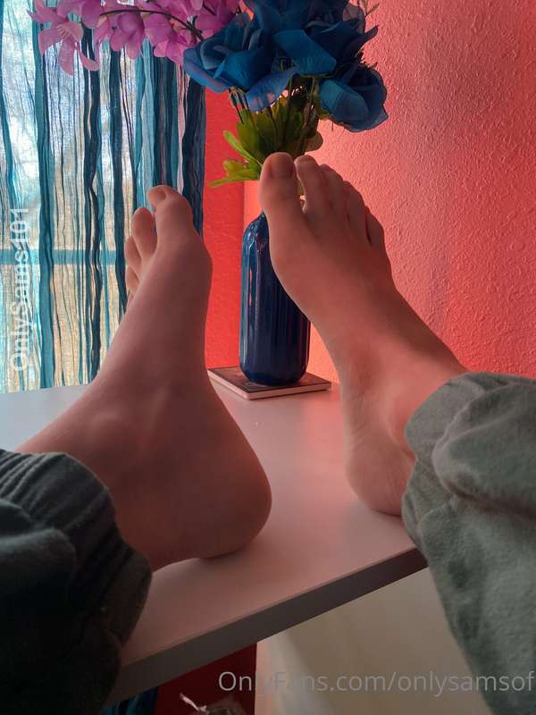 Don't my feet look so soft and pretty in these pics? 🤗 2