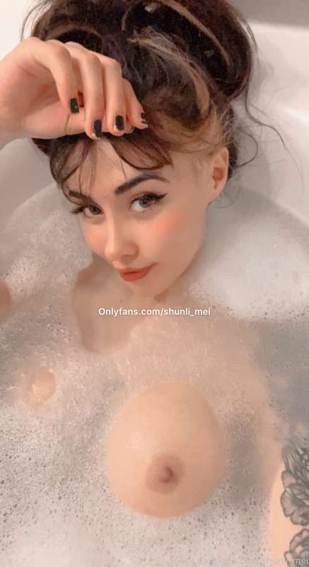 Un baño caliente y una paja antes de dormir 🙈💦💖 8