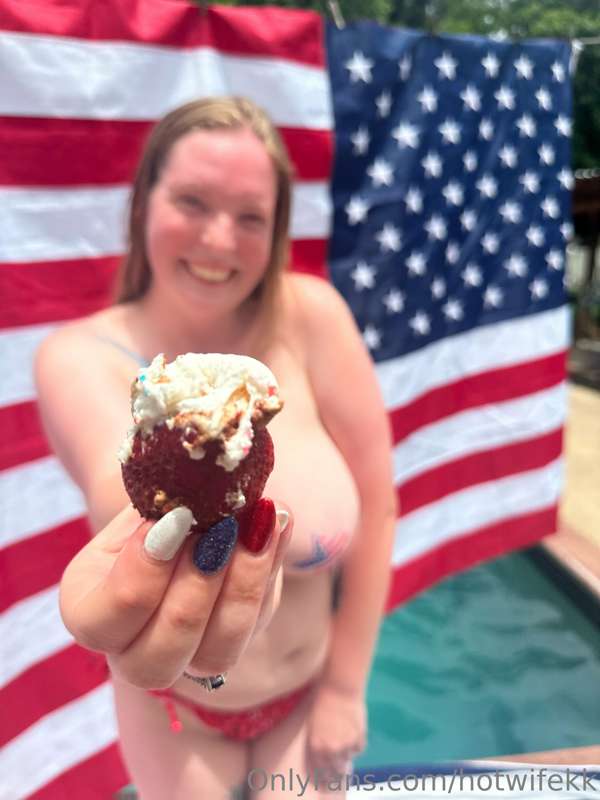 Here’s a few more photos from our little pool party 2