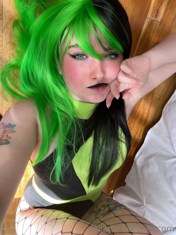 Something about this Shego cosplay has me feeling extra brat..
