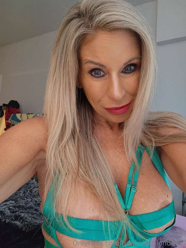 Rainy day has me wanting to playyyyyyy....😉😘💚 4