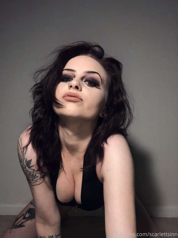 I’m bored, horny, and waiting on you to cum into my dms 🤤💦💦