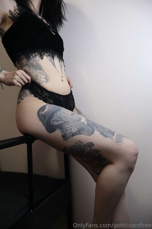 I look the best at the end of your bed 4