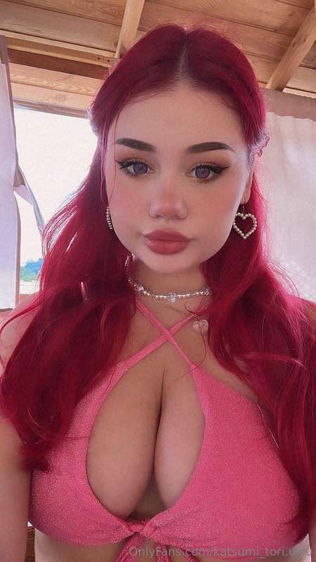 Does that cleavage turn you on?😋