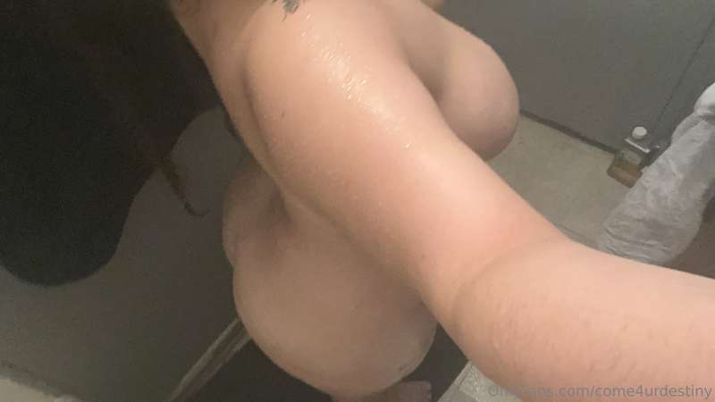 Fresh out the shower.. think I’ll ask my roommate to rub lot..
