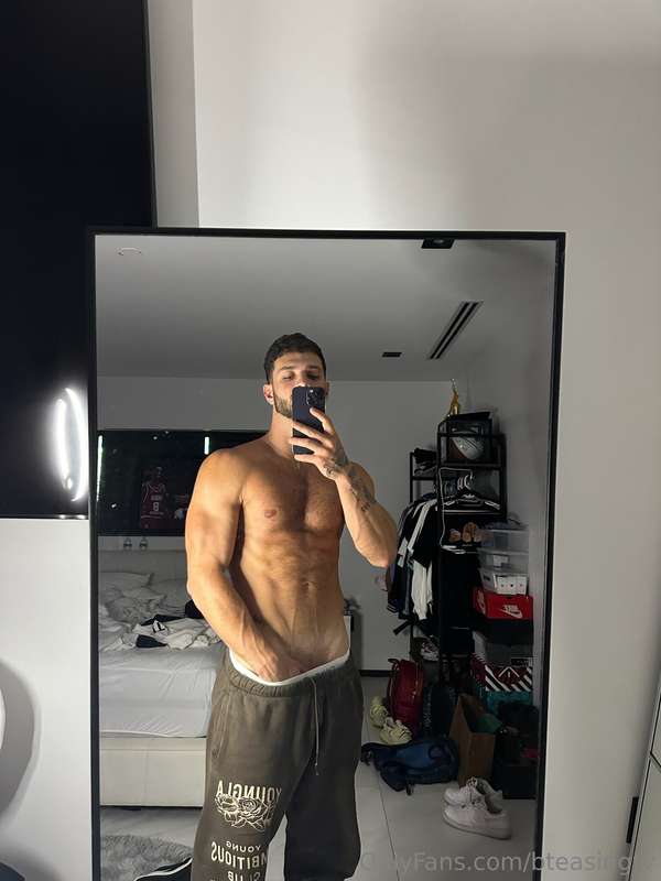 Come say hi if you wants the pants to come off 😏😈