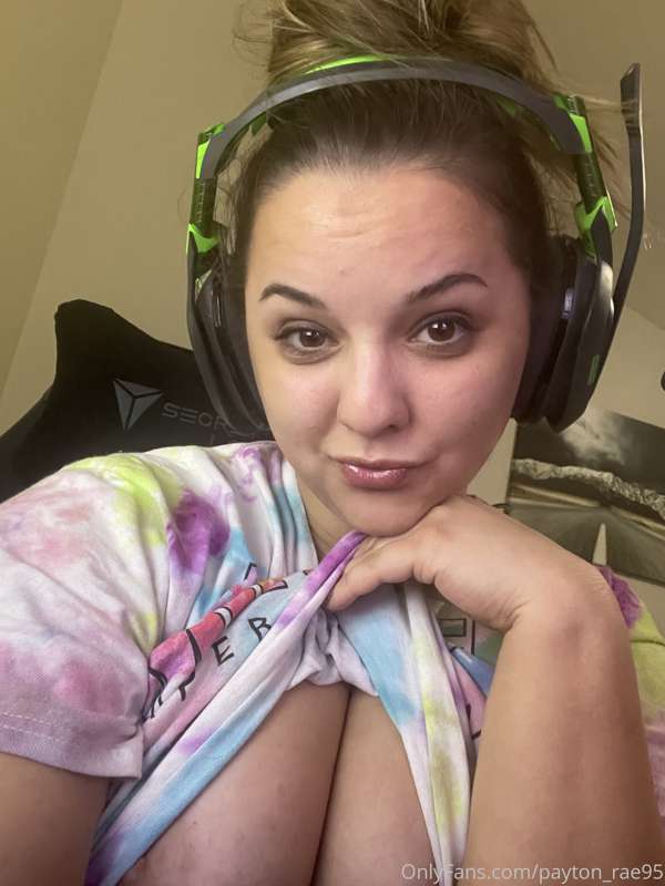 No bra and video games is the perfect Monday night!