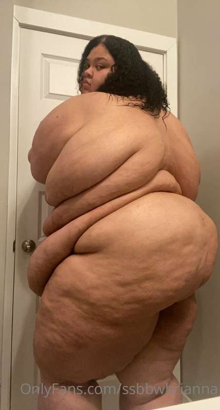 Fresh out of the shower and fat as fuck. Who wants to dry me.. 6