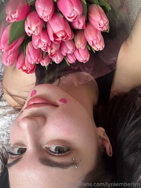 All it takes to charm a girl is a little bouquet of flowers🌷..