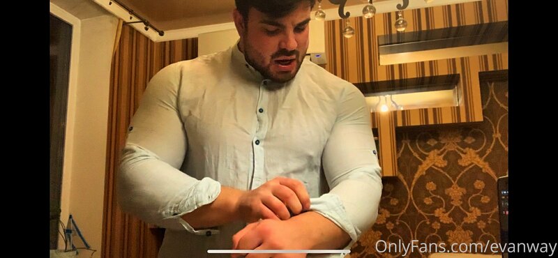 Video already uploaded DM!!
Muscle worship?
Crush t-shirt?
A.. 1
