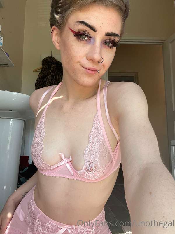 Pretty in pink 💗👅 8