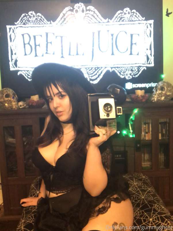 Lydia Deetz cosplay! Will you show me what’s under your shee.. 31