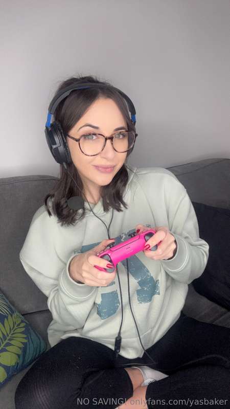You fav gamer girly! 💓💓💓
