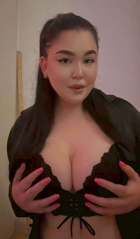Busty loving babe @maryanaaaaa 💕She wants your cum so bad 🥵💦.. 1