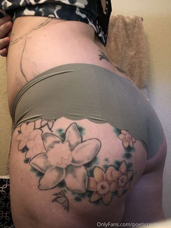 Booty pics set 1, day 1. #underwear #girlswithtattoos #curvy.. 3