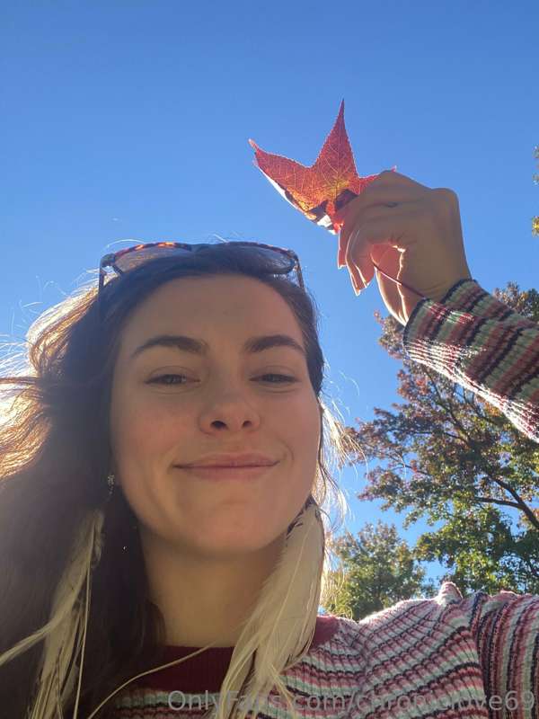 Rate my leaf 🍁 selfie! 🥰 which one is best 1,2, or 3?! 😊 fun..