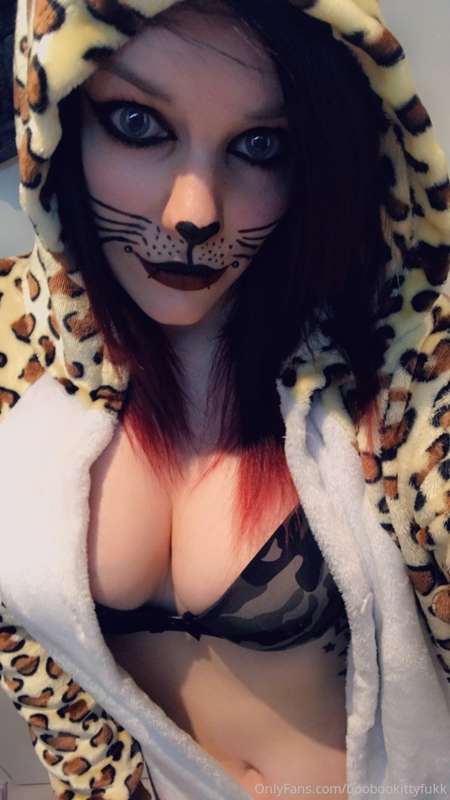Halloween party tonight!! 🥰 4