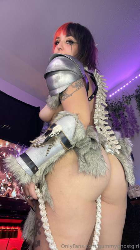 I’m ready to pillage and ride you 😏  How cool is this cospla.. 8