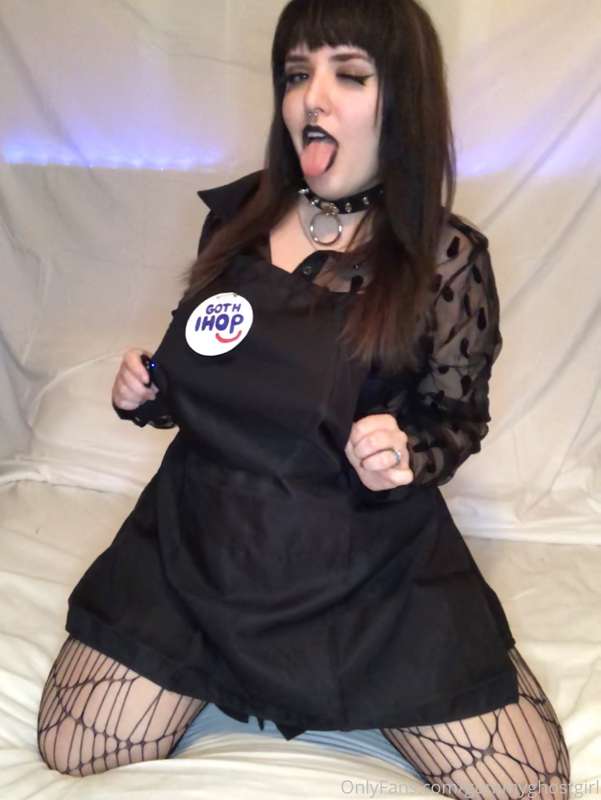 Hi, I’ll be your waitress at Goth IHOP 🥞🖤 4