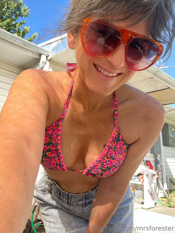 🌞 Morning wood deserves a wet MILF. I’m already soaked for y..