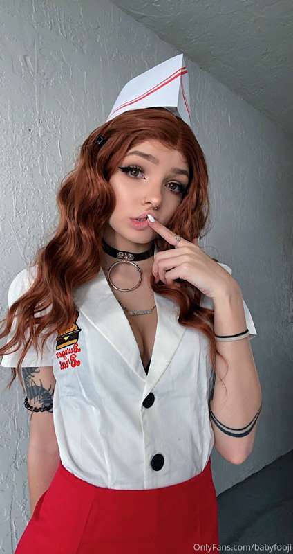 Don’t forget to tip your waitress 🍔🙈🖤 which kind of tip woul.. 23