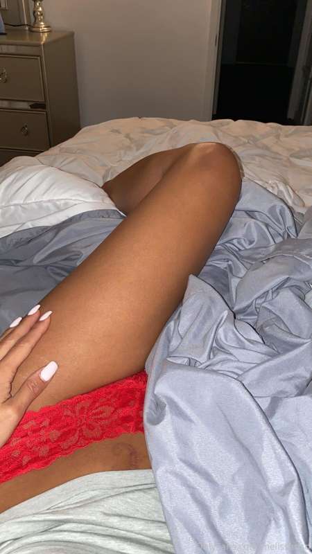 Message me, while I’m in bed hanging out 💋