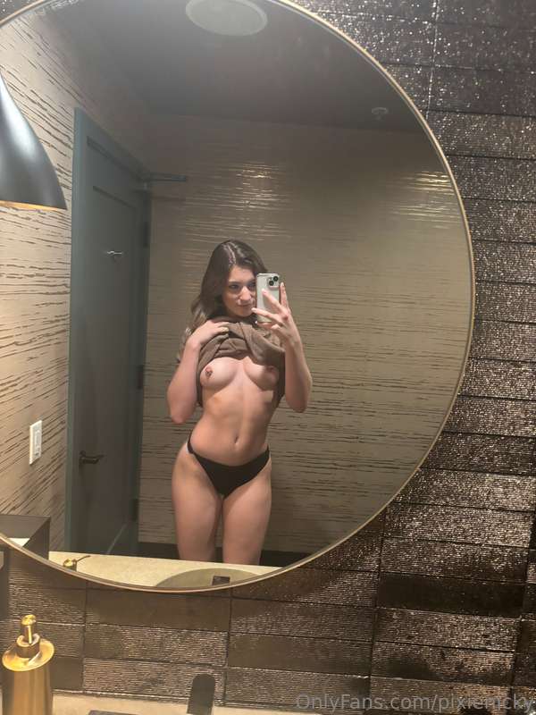 Snapped these during a delicious LA sushi sugar daddy date🥰😋 1