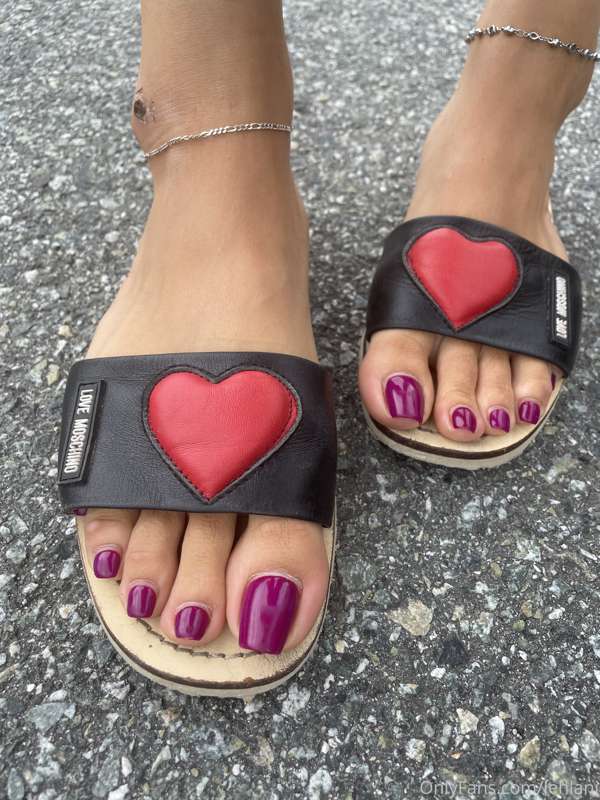 Hello from my pretty toes 😜 I went blonde again 😂 my hair is..