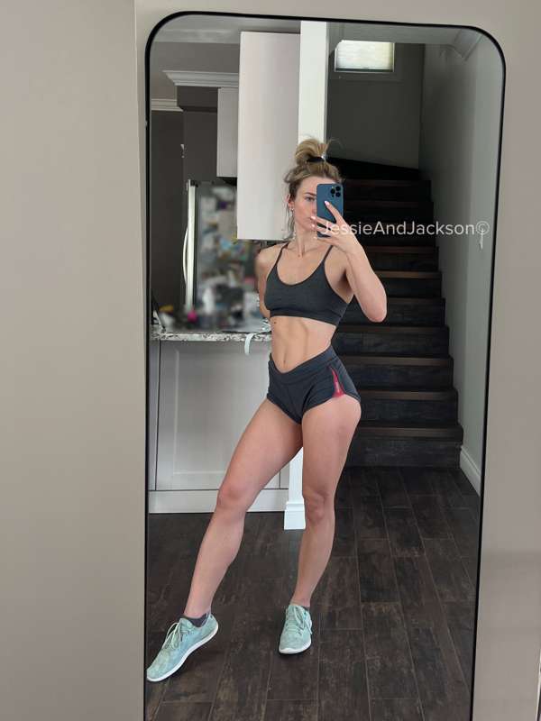 Sweaty post workout fun from earlier today 😈
-Jessie 4