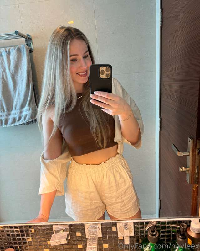 Do you guys like to see some of my travel pictures too? 😘 1
