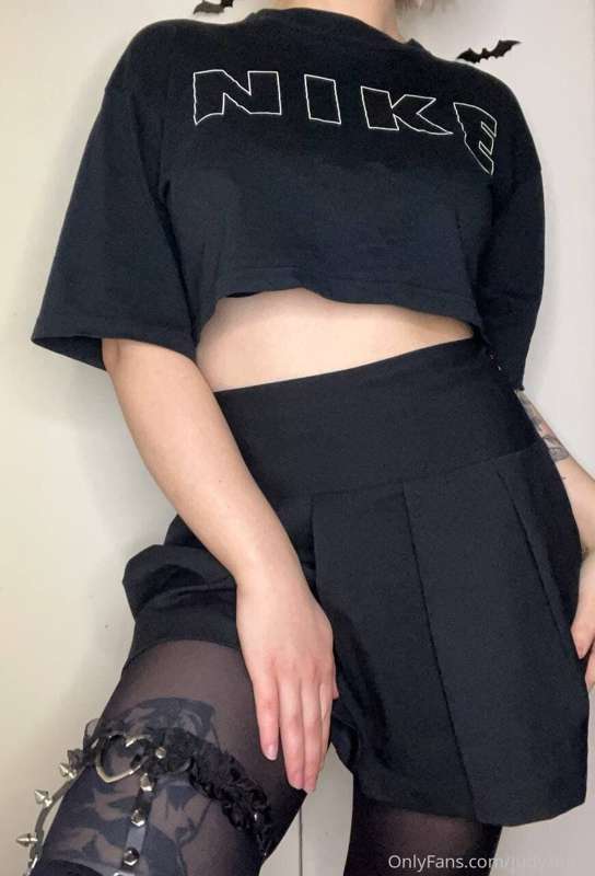 Do you like my black skirt?😍