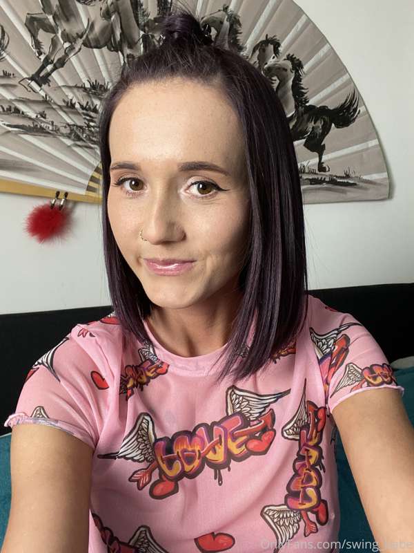 Hi 😘 What U think about my selfie 😊 You want to play with me..