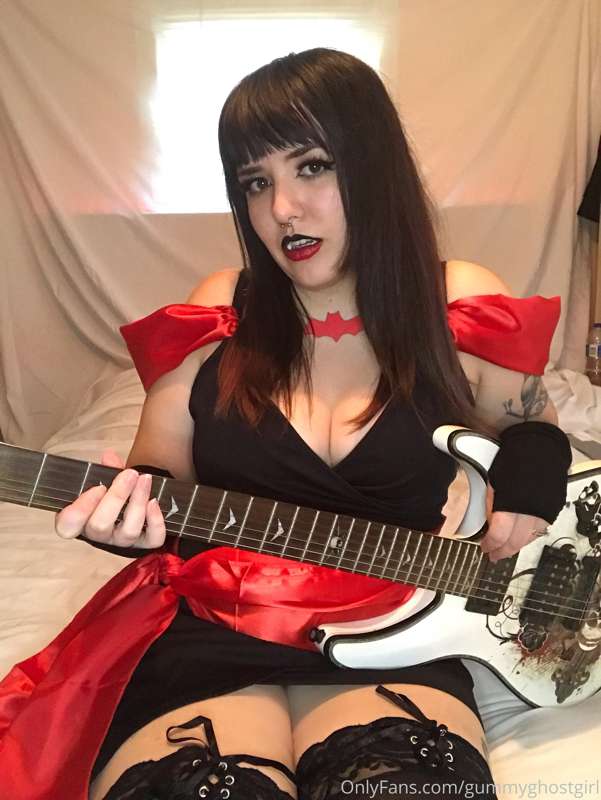 Hex Girls cosplay! Ever wanted to see what’s under Thorn’s d.. 35
