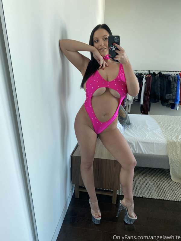 GALLERY: Peekabooty 😈 13