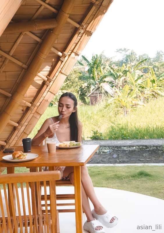 Eating is about taking care of yourself 💛 Don't forget to ea..