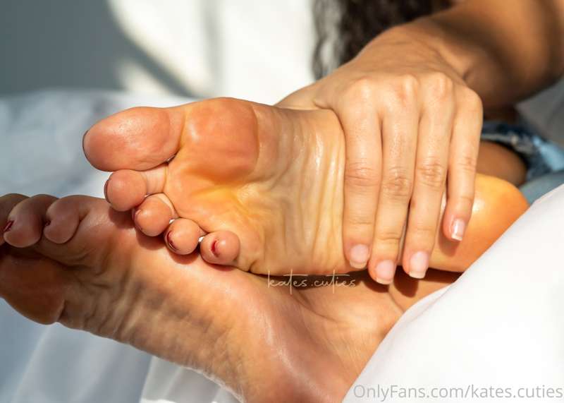 Love watching me rub my perfect feet? 😘