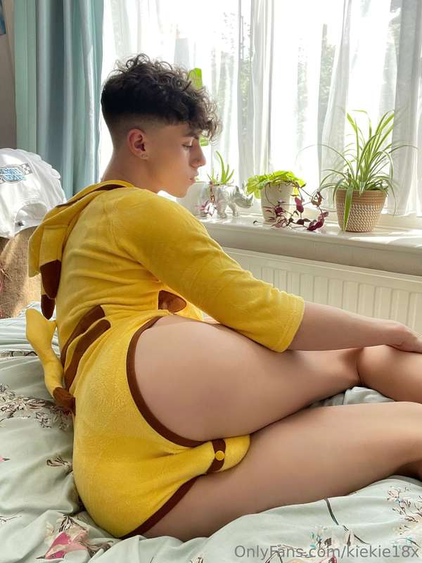 cuddle and play pokemon with me 🥰⚡️ 28