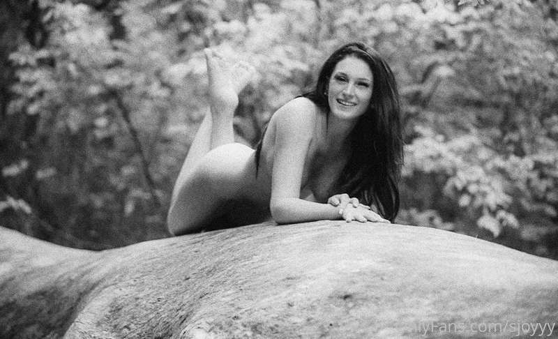 Nature + naked = happy girl