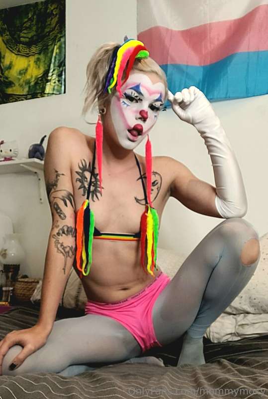 Moxy the clown cums to town thus Halloween season 🤡 hope yal..
