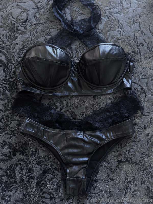 i’m cosplaying tomorrow (guess who) but which lingerie shoul.. 1