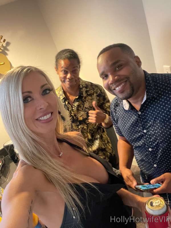 Photo dump from the Vegas Hotwife Tour! Sending out vid clip.. 8