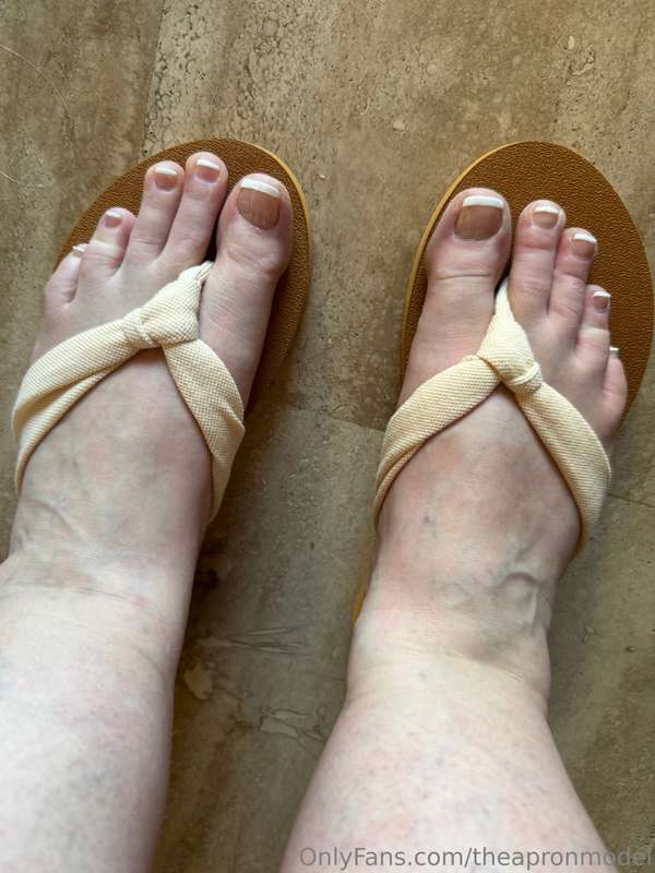 This foot’s for you. 🥰. Feel free to tip for me sharing pret.. 6